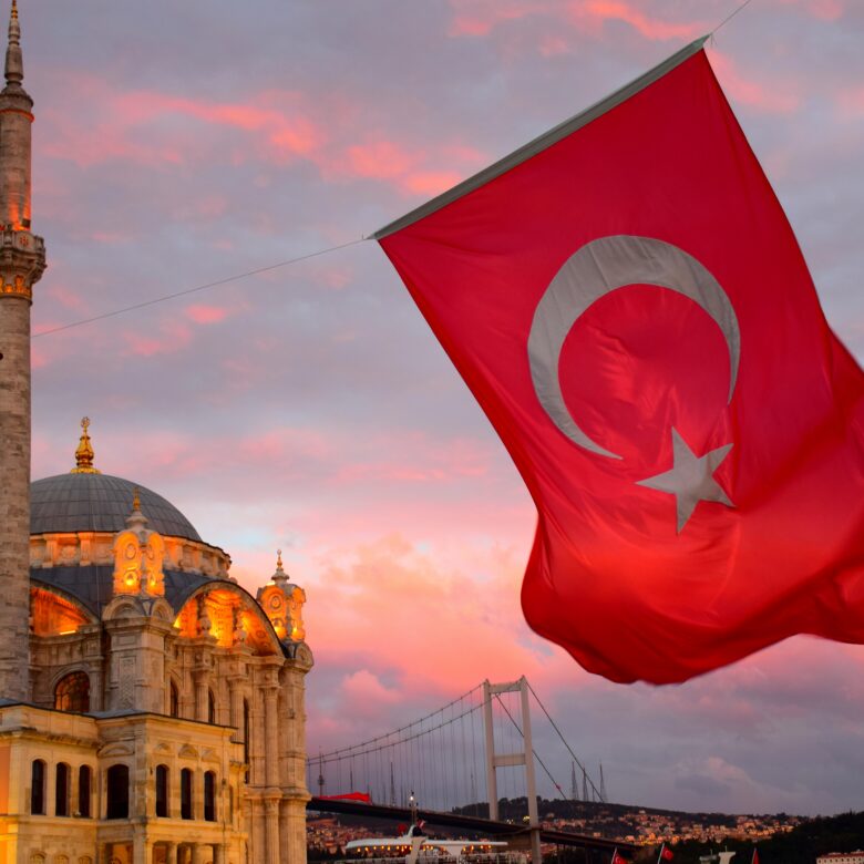 Turcja bez testów, certyfikatów i maseczek w komunikacji publicznej